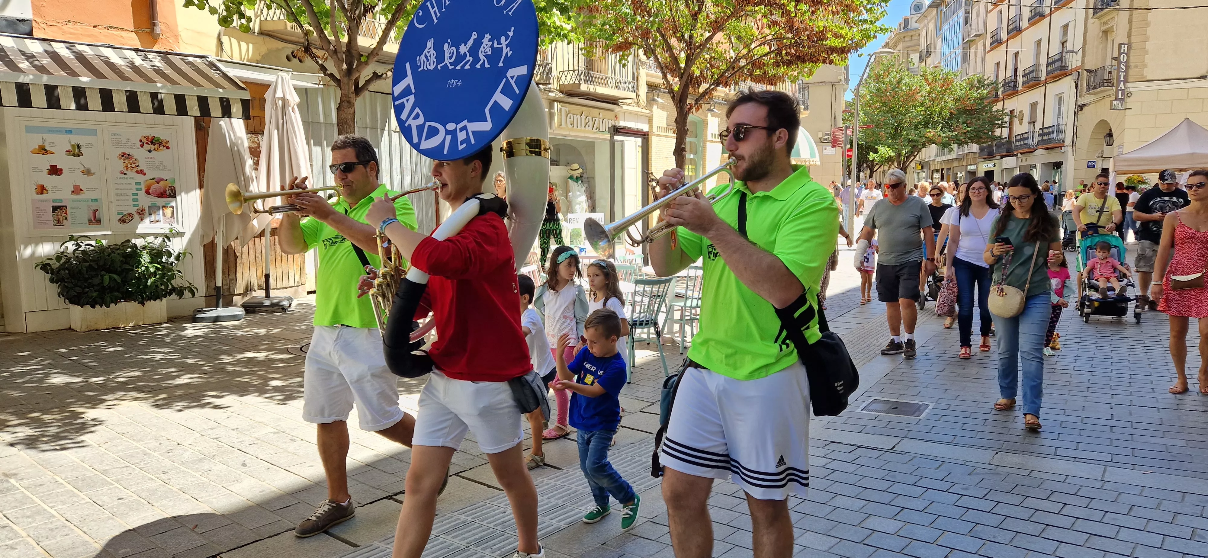 La charanga, animando el Green Friday. Foto Myriam Martínez