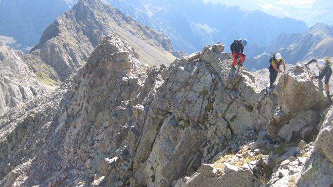 La cresta a la Tuca Torets es aérea. La cresta a la Tuca Torets es aérea.