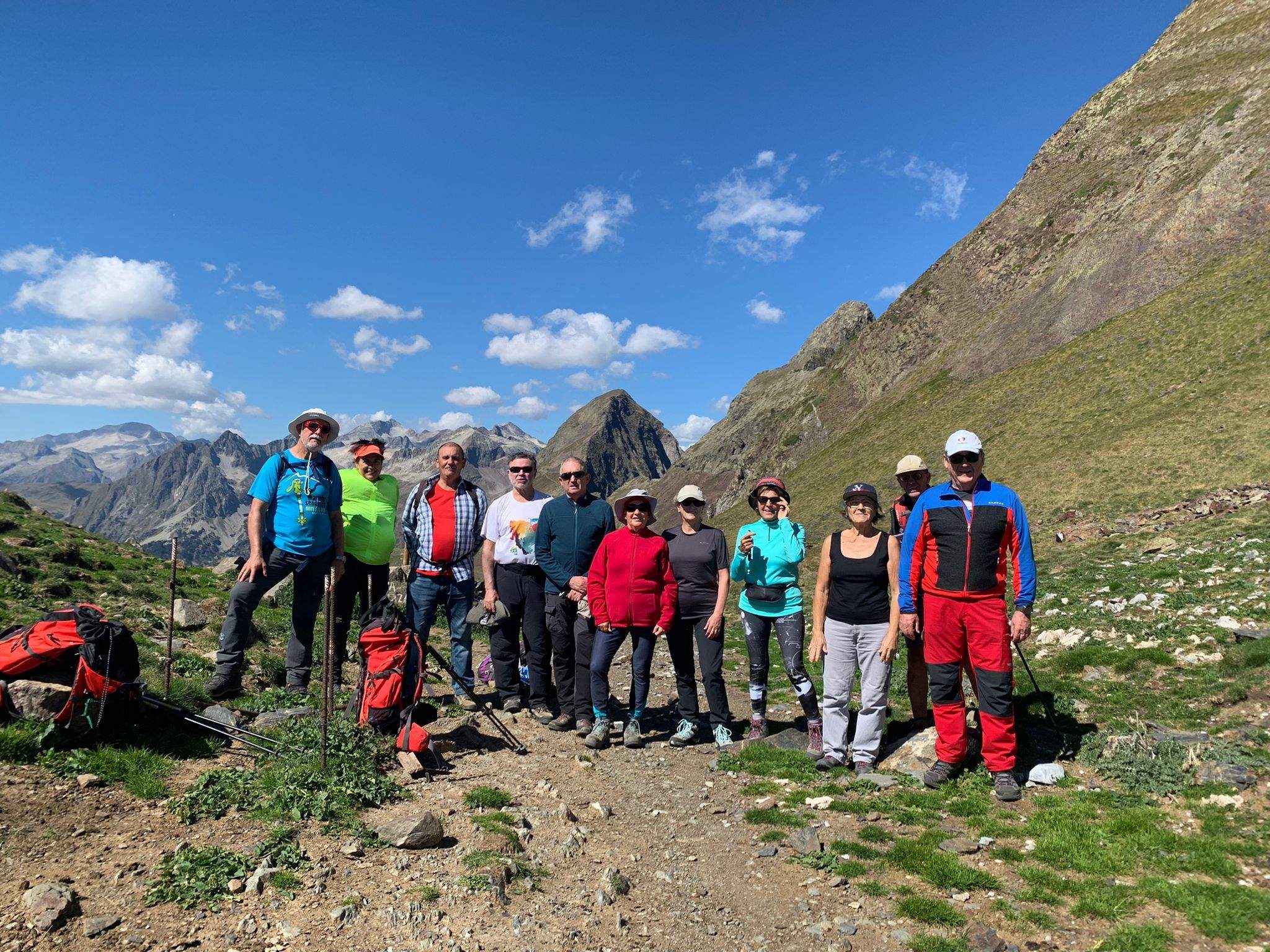 Un grupo tomó la senda para ascender hacia los dos puertos de Benasque y el otro grupo la que llega hasta el pico de Salvaguardia.