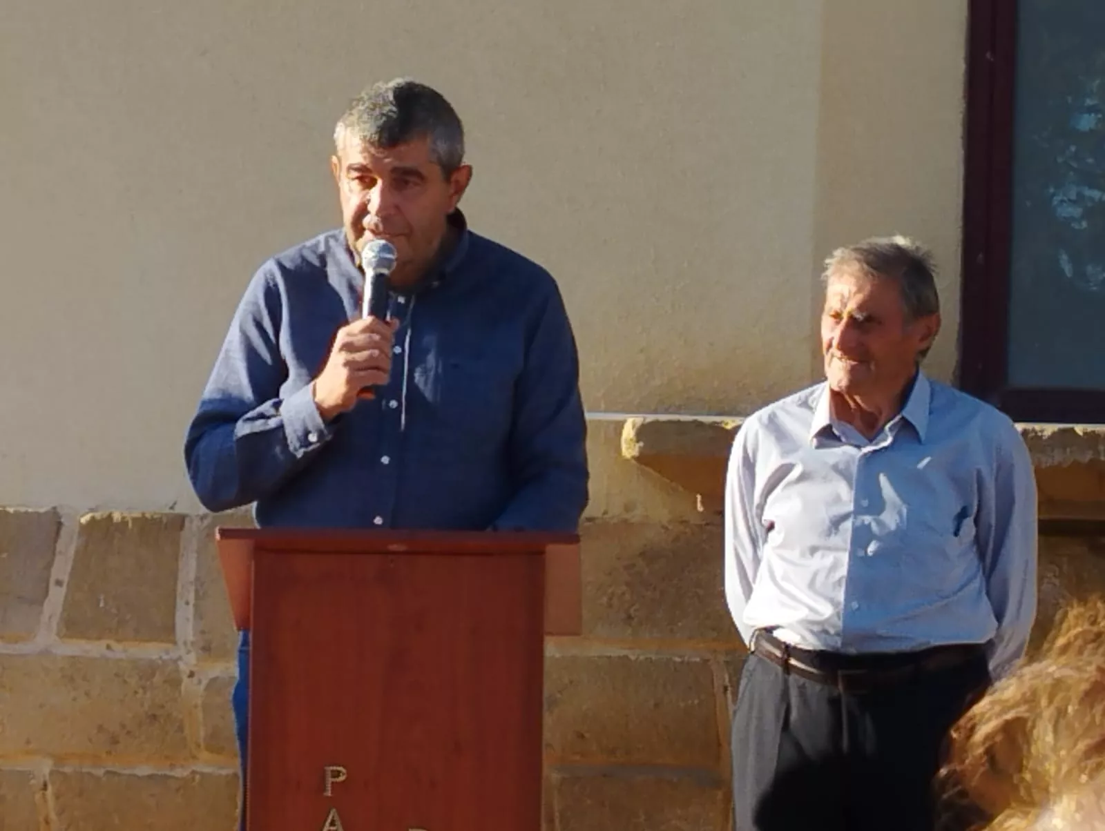 Homenaje de Siétamo al cura José María Cabrero.  Foto Pedro Camarero