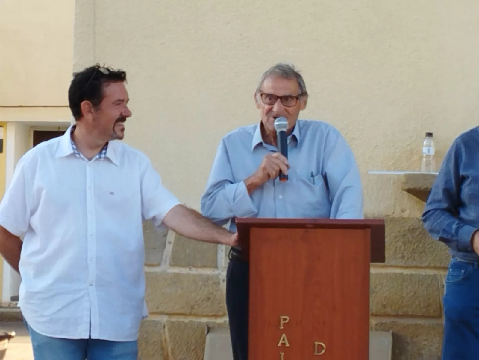 Homenaje de Siétamo al cura José María Cabrero.  Foto Pedro Camarero