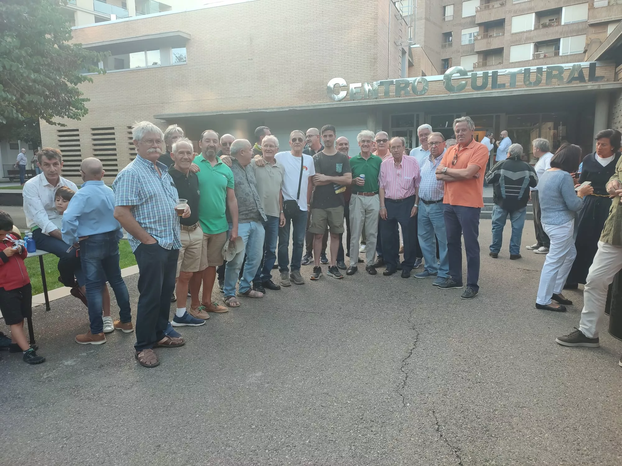 Un buen número de socios y aficionados se reencontraron en la exposición.