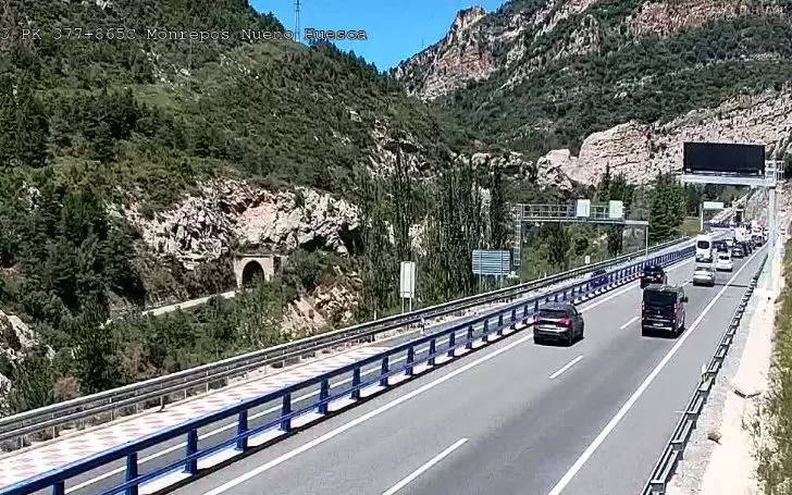 Inicio de la retención en Monrepós a los pocos minutos del incendio de un vehículo en uno de los túneles.