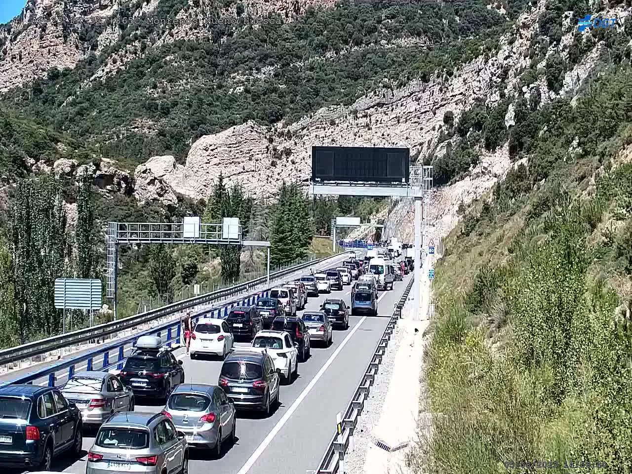 Retenciones en Monrepós por el incendio de un vehículo en uno de los túneles.