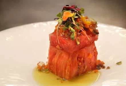 Tapa ganadora de Las Torres con Tomate Rosa de Barbastro y sandía