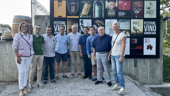 Jurado del concurso con el presidente de la DOP, Francisco Berroy Jurado del concurso con el presidente de la DOP, Francisco Berroy