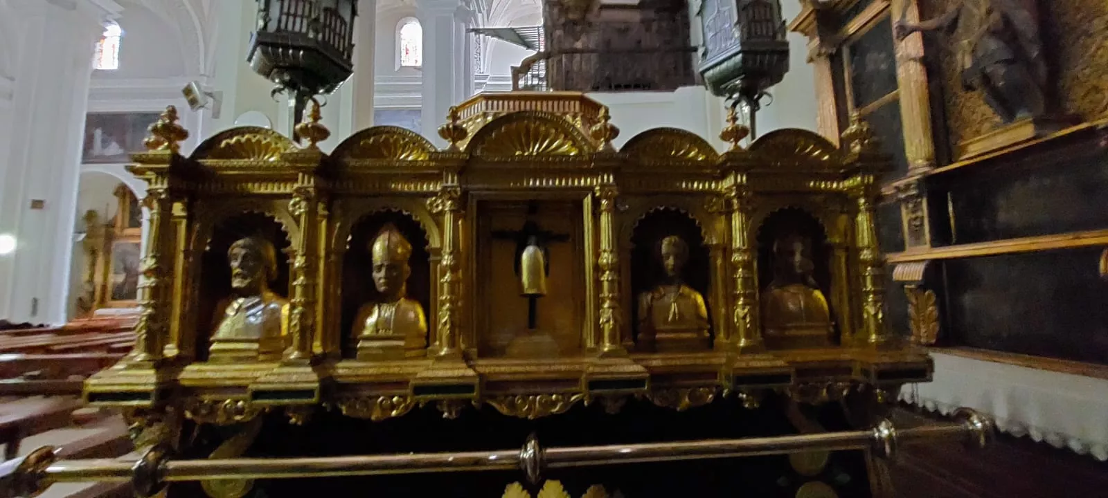 Peana de San Lorenzo con las nuevas faldas.