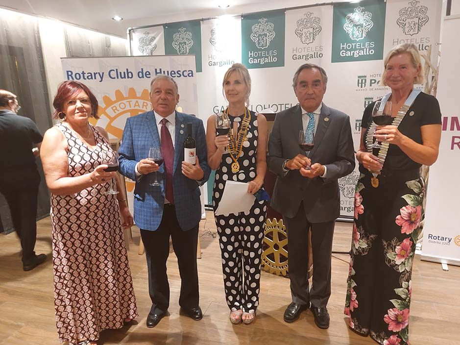 Mari Polvorinos, José Luis González, Eva Álvarez, Luis Nozaleda e Ingrid Stanhoff, en la presentación del Vino Solidario del Rotary.
