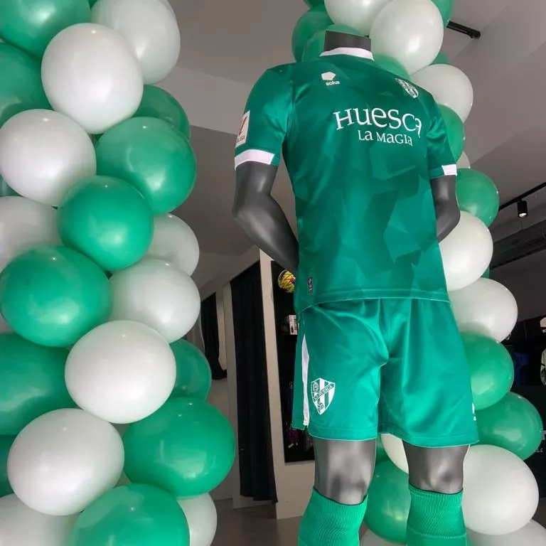 La tercera camiseta del Huesca en tonos verdes de la temporada pasada. Foto: SDH