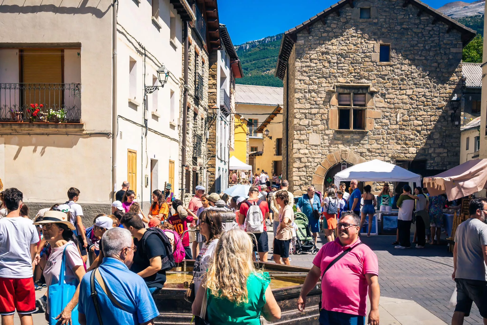 Feria de Arte, Artesanía y Reciclaje de Villanúa. Foto: Turismo de Villanúa