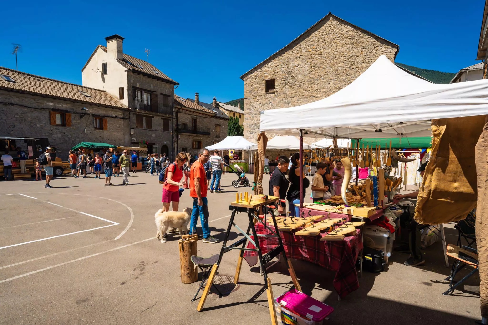 Feria de Arte, Artesanía y Reciclaje de Villanúa. Foto: Turismo de Villanúa