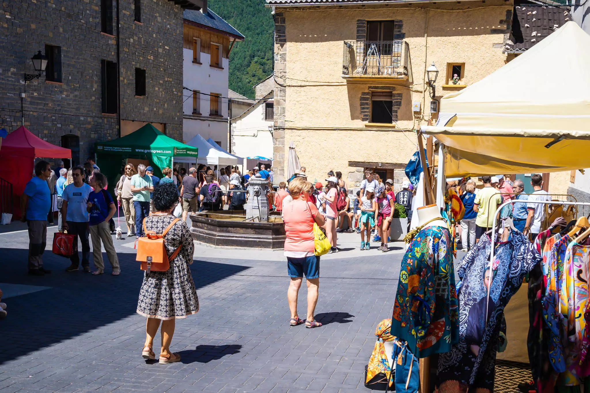 Feria de Arte, Artesanía y Reciclaje de Villanúa. Foto: Turismo de Villanúa