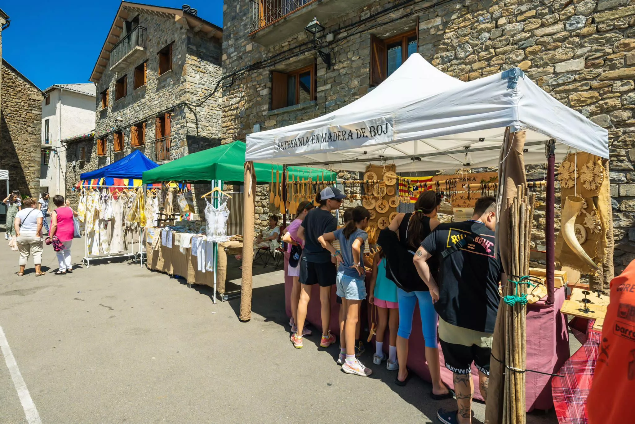 Feria de Arte, Artesanía y Reciclaje de Villanúa. Foto: Turismo de Villanúa