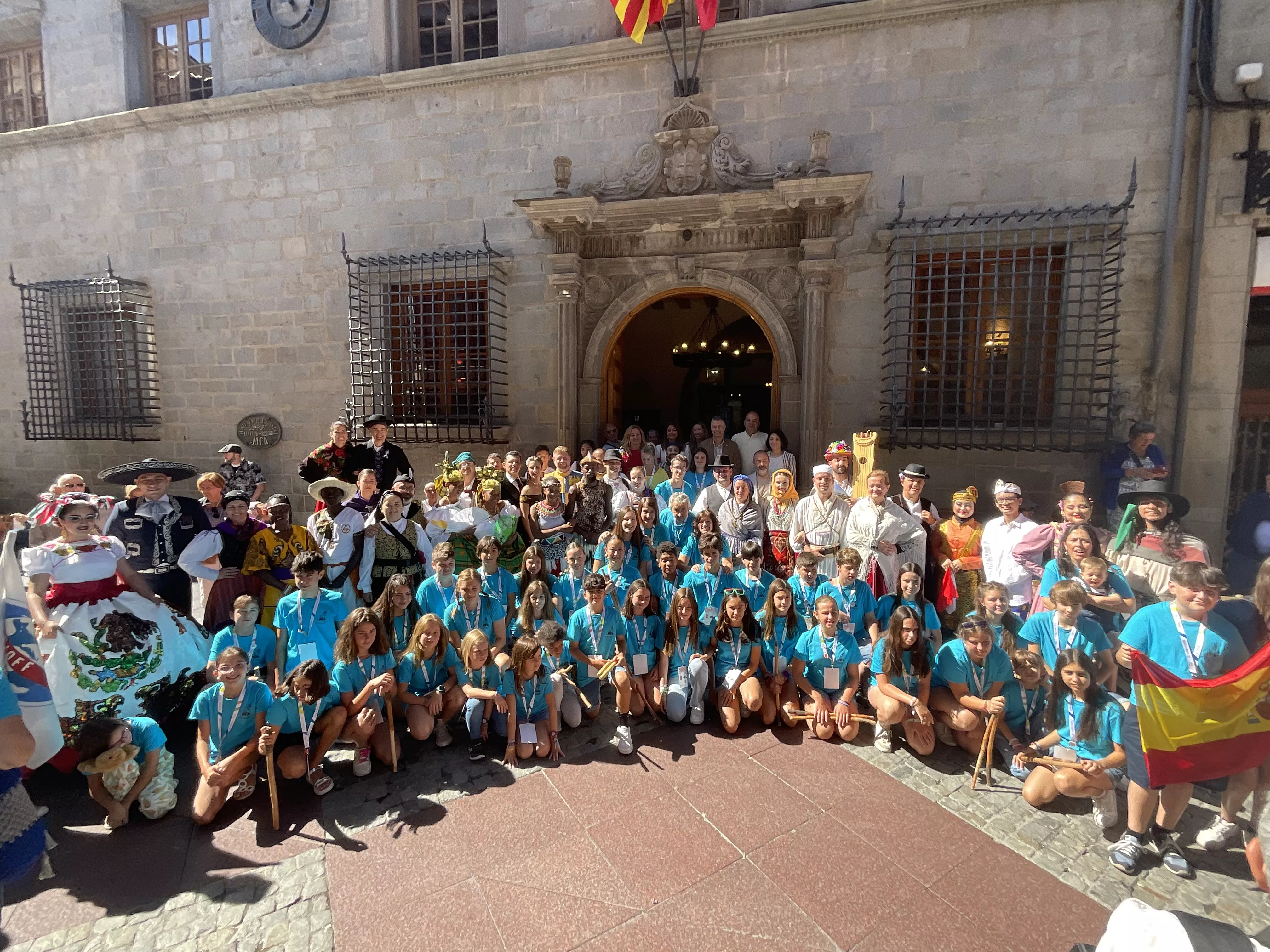 Participantes en el simbólico reparto de regalos en el Ayuntamiento de Jaca.