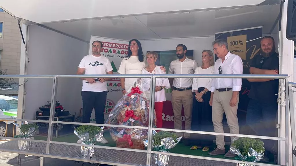María Ángel Lospaus recibe de la alcaldesa el trofeo