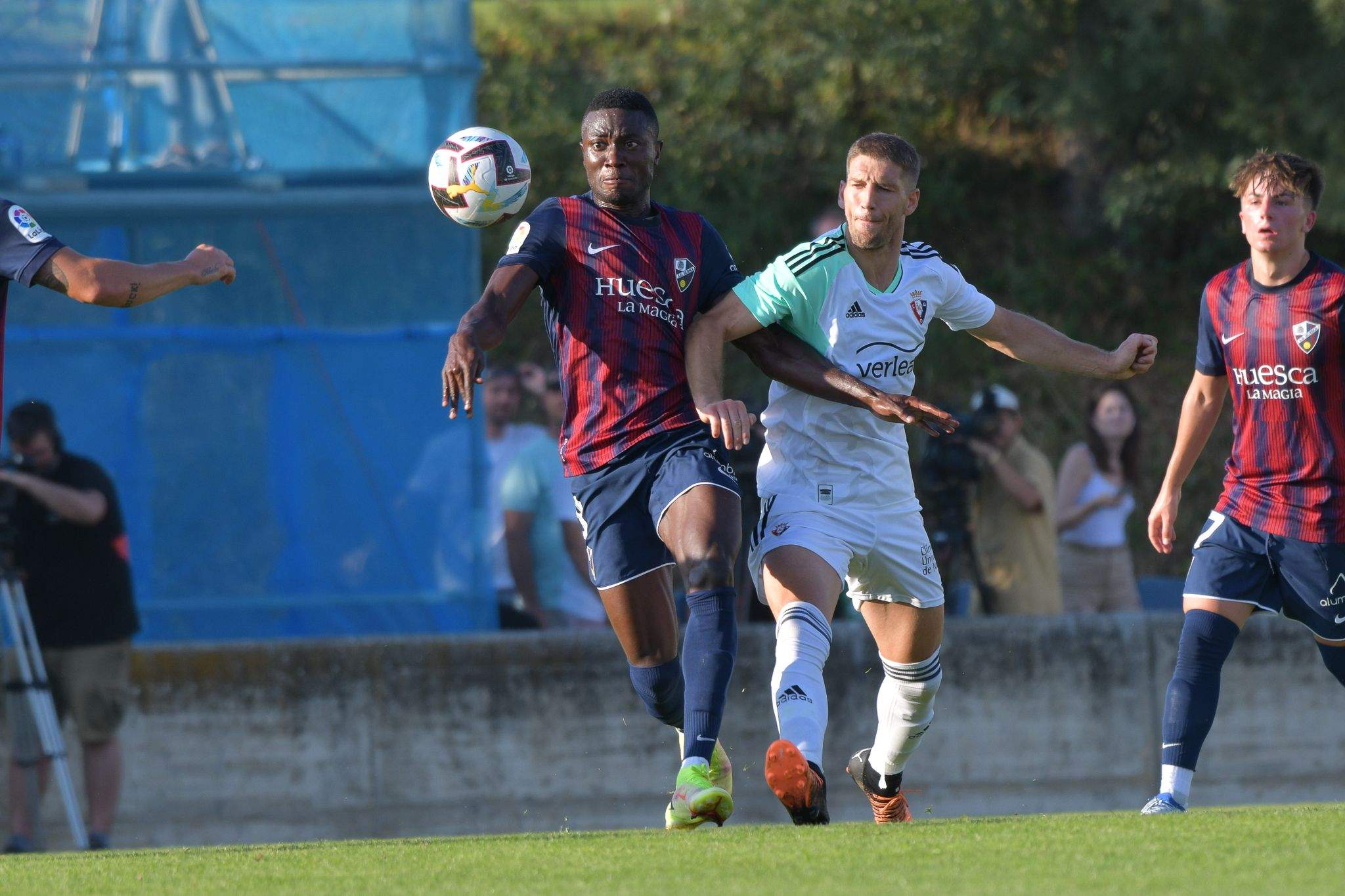 Soko disputa un balón ante Osasuna en un partido amistoso.