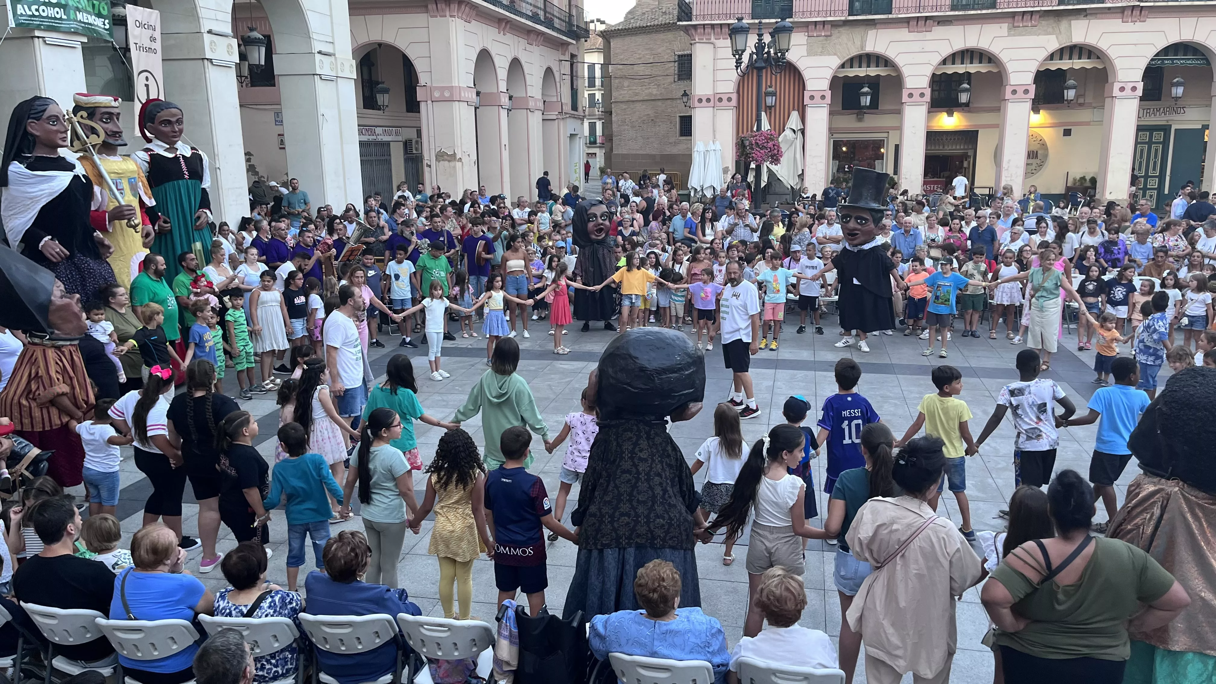 El baile de los Zagaletes y las Zagaletas une a cabezudos y niños.