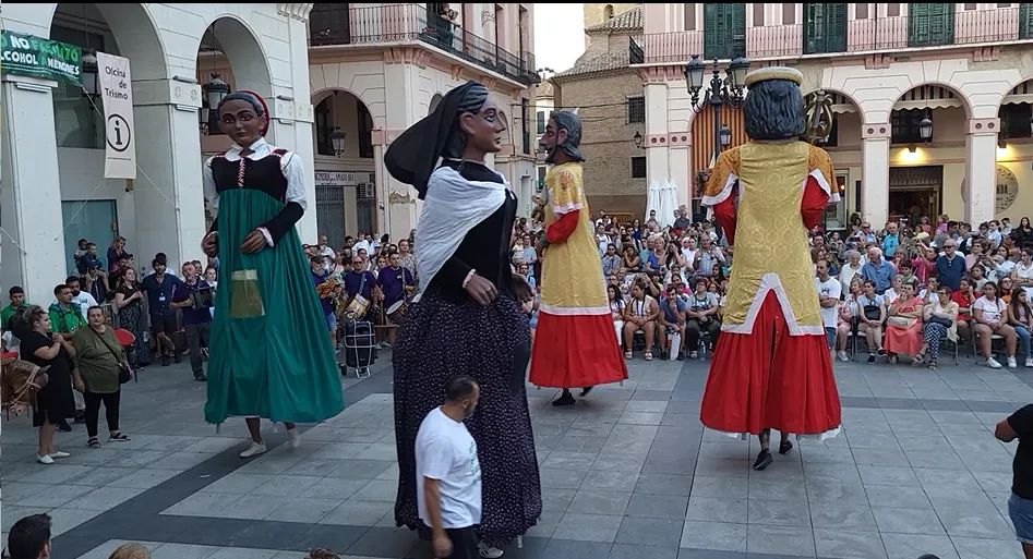 Ensayo general de la Comparsa de Gigantes, Cabezudos y Caballicos de Huesca. Foto: Mercedes Manterola