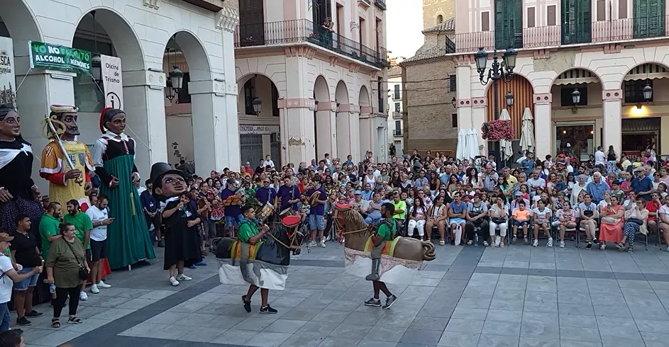 Ensayo general de la Comparsa de Gigantes, Cabezudos y Caballicos de Huesca. Foto: Mercedes Manterola