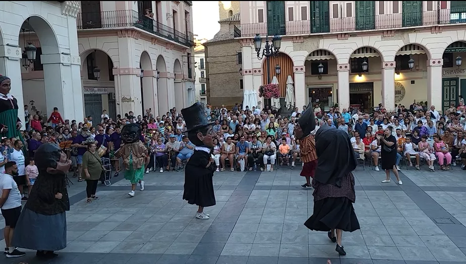 Ensayo general de la Comparsa de Gigantes, Cabezudos y Caballicos de Huesca. Foto: Mercedes Manterola