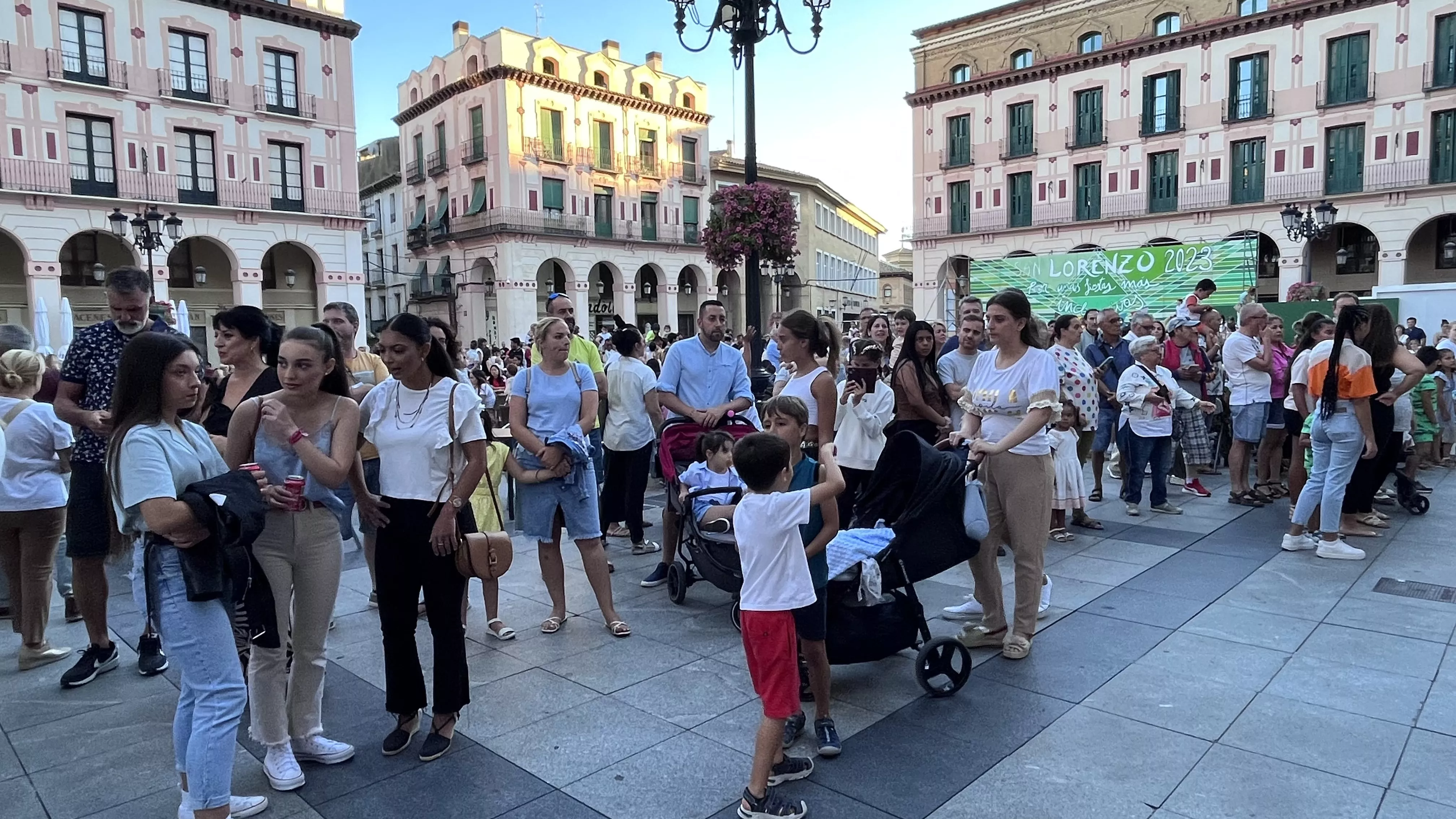 Ensayo general de la Comparsa de Gigantes, Cabezudos y Caballicos de Huesca. Foto: Mercedes Manterola