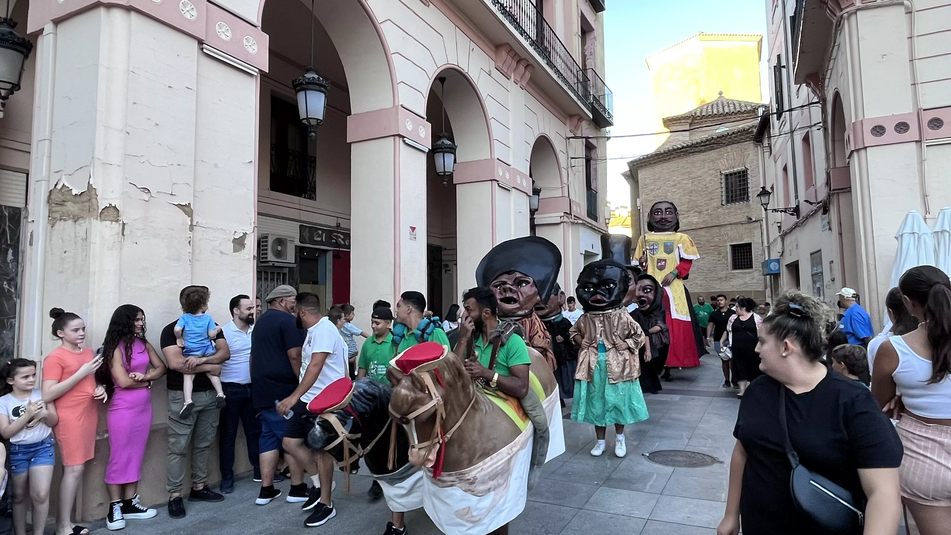 Ensayo general de la Comparsa de Gigantes, Cabezudos y Caballicos de Huesca. Foto: Mercedes Manterola