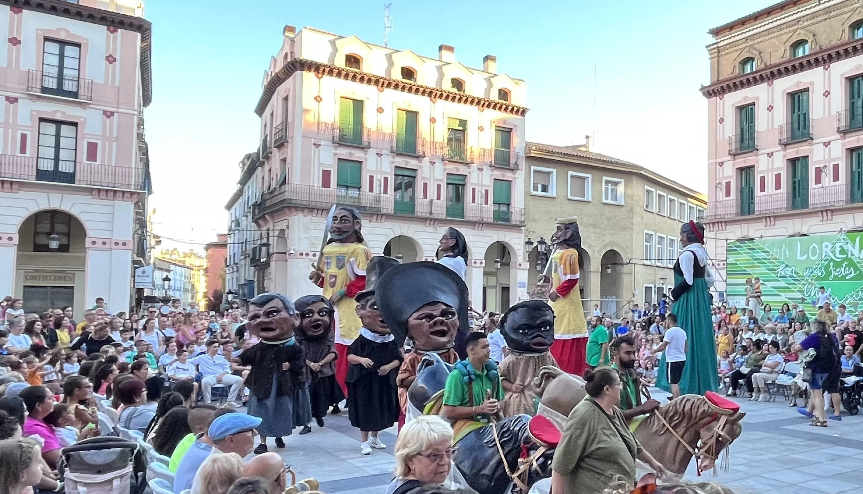 Ensayo general de la Comparsa de Gigantes, Cabezudos y Caballicos de Huesca. Foto: Mercedes Manterola