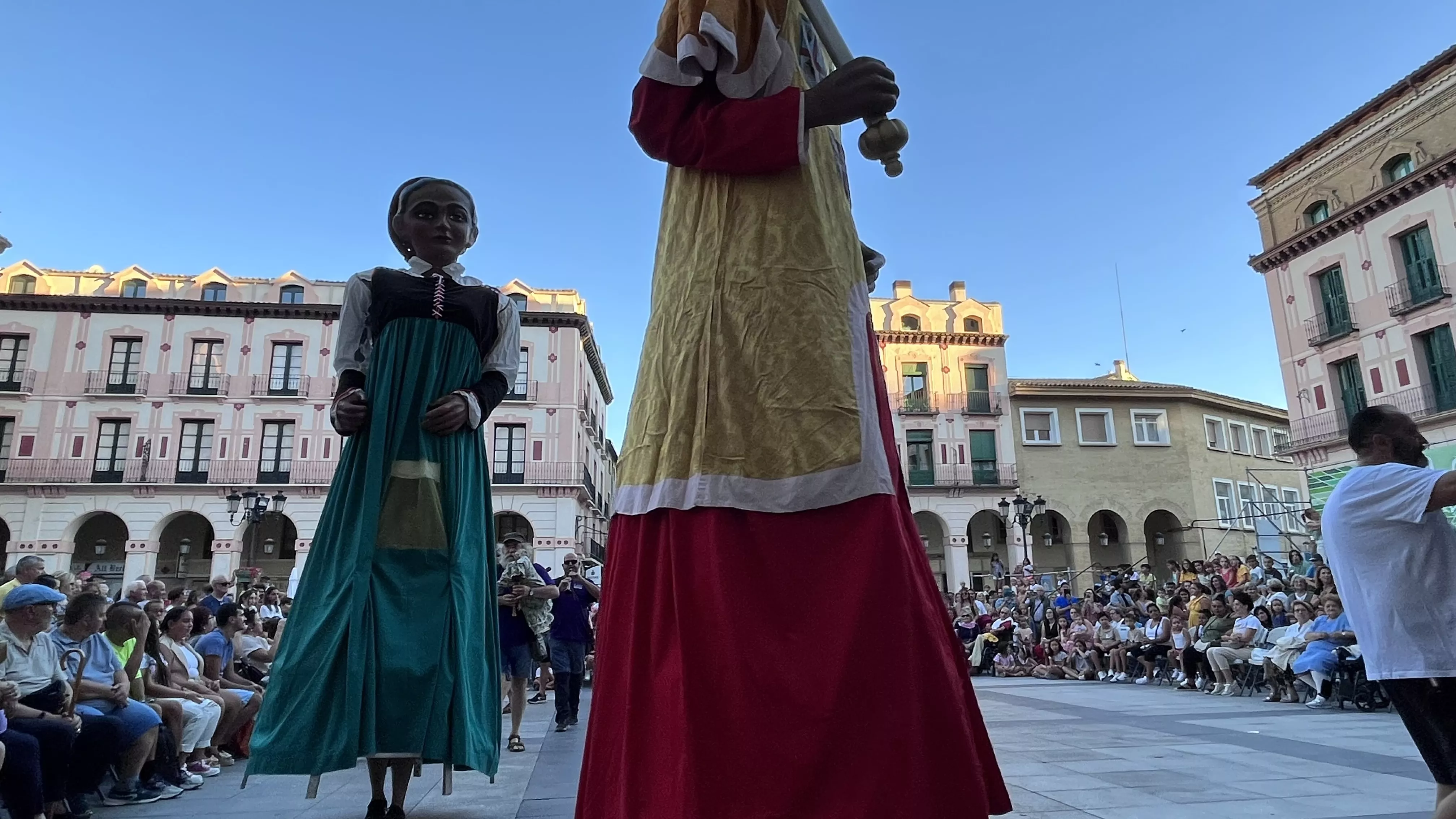 Ensayo general de la Comparsa de Gigantes, Cabezudos y Caballicos de Huesca. Foto: Mercedes Manterola