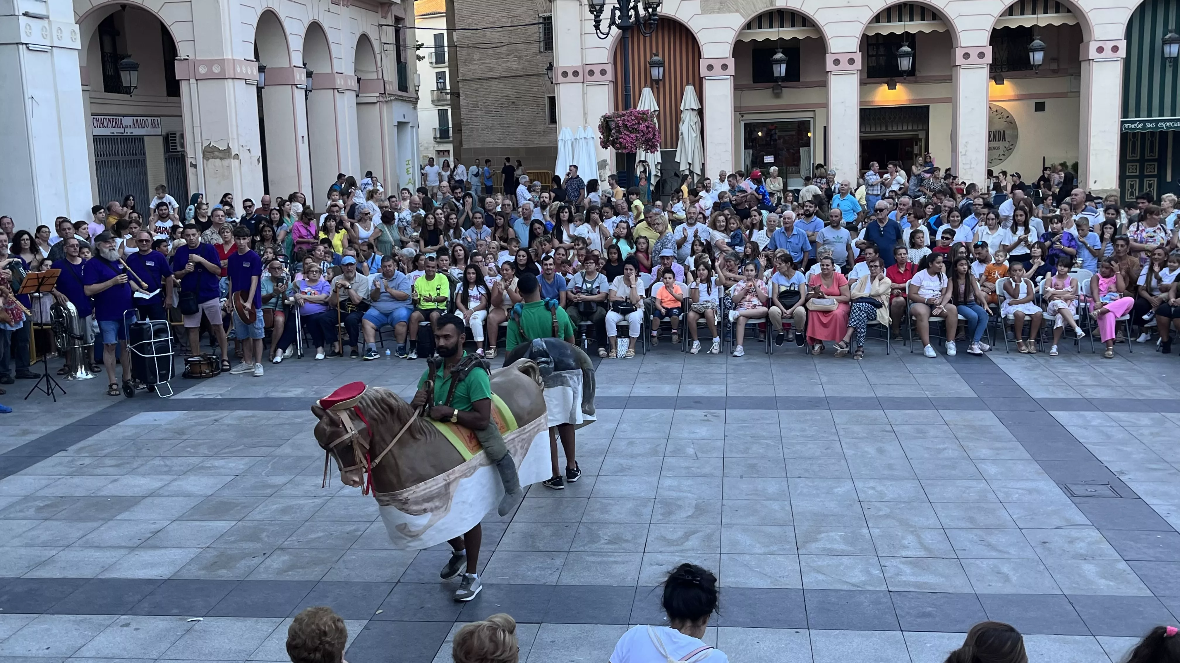 Ensayo general de la Comparsa de Gigantes, Cabezudos y Caballicos de Huesca. Foto: Mercedes Manterola