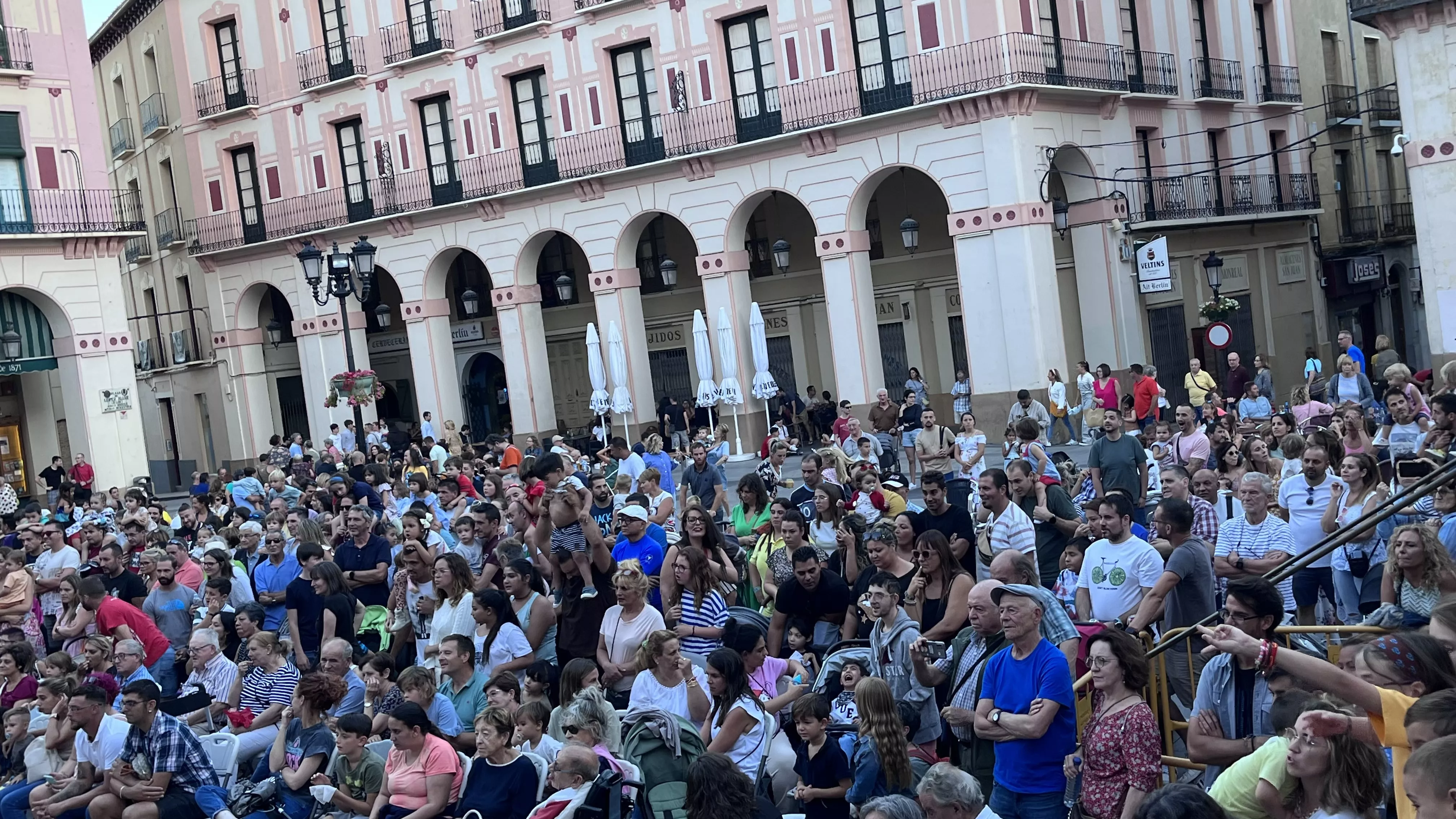 Ensayo general de la Comparsa de Gigantes, Cabezudos y Caballicos de Huesca. Foto: Mercedes Manterola
