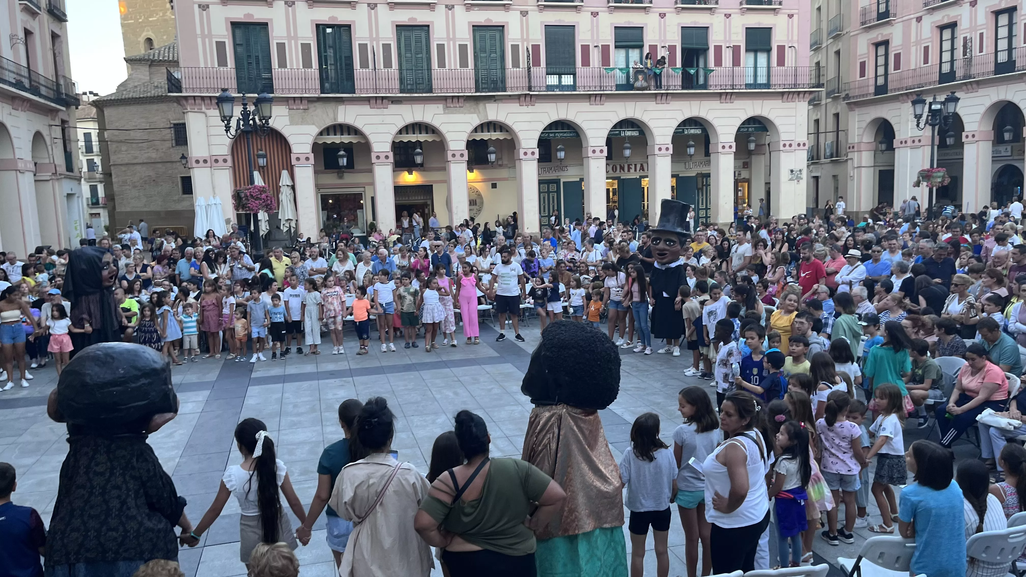 Ensayo general de la Comparsa de Gigantes, Cabezudos y Caballicos de Huesca. Foto: Mercedes Manterola