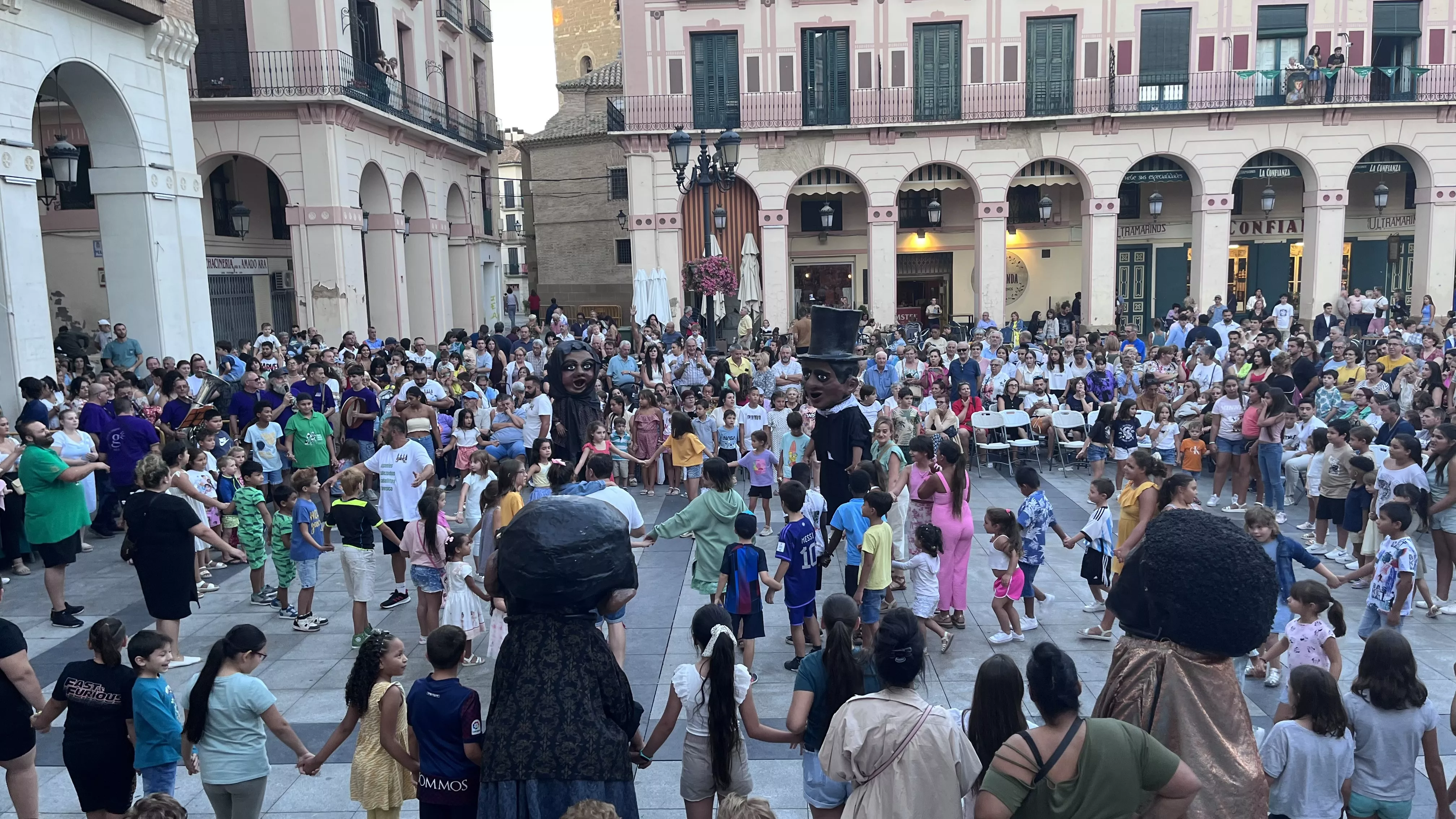Ensayo general de la Comparsa de Gigantes, Cabezudos y Caballicos de Huesca. Foto: Mercedes Manterola