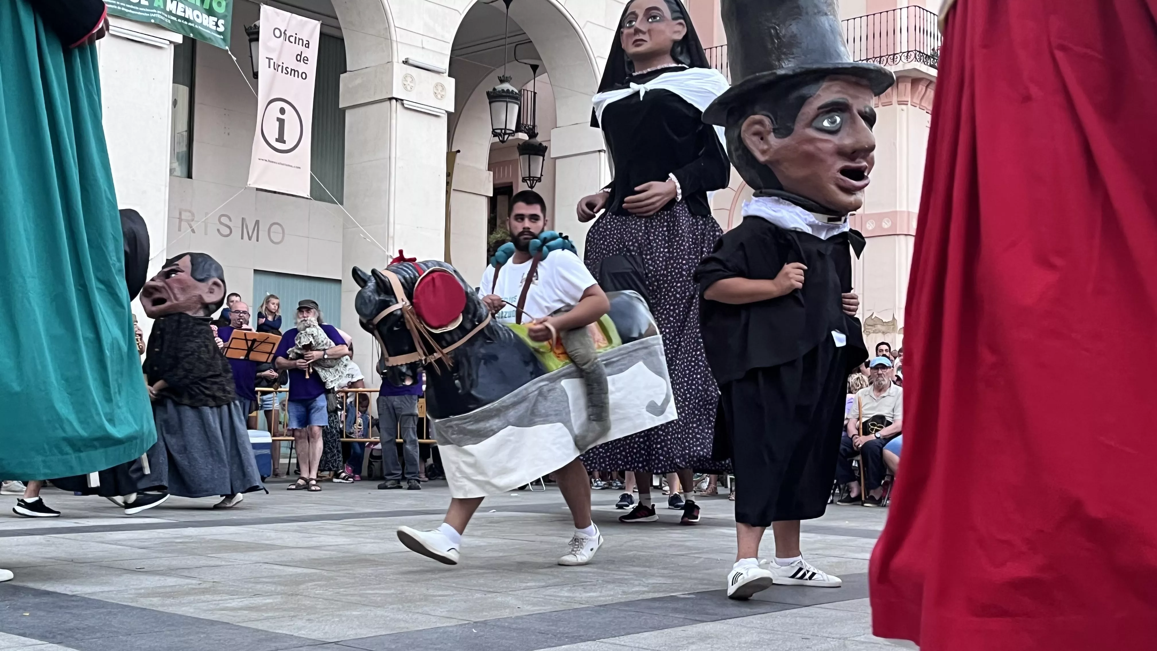 Ensayo general de la Comparsa de Gigantes, Cabezudos y Caballicos de Huesca. Foto: Mercedes Manterola