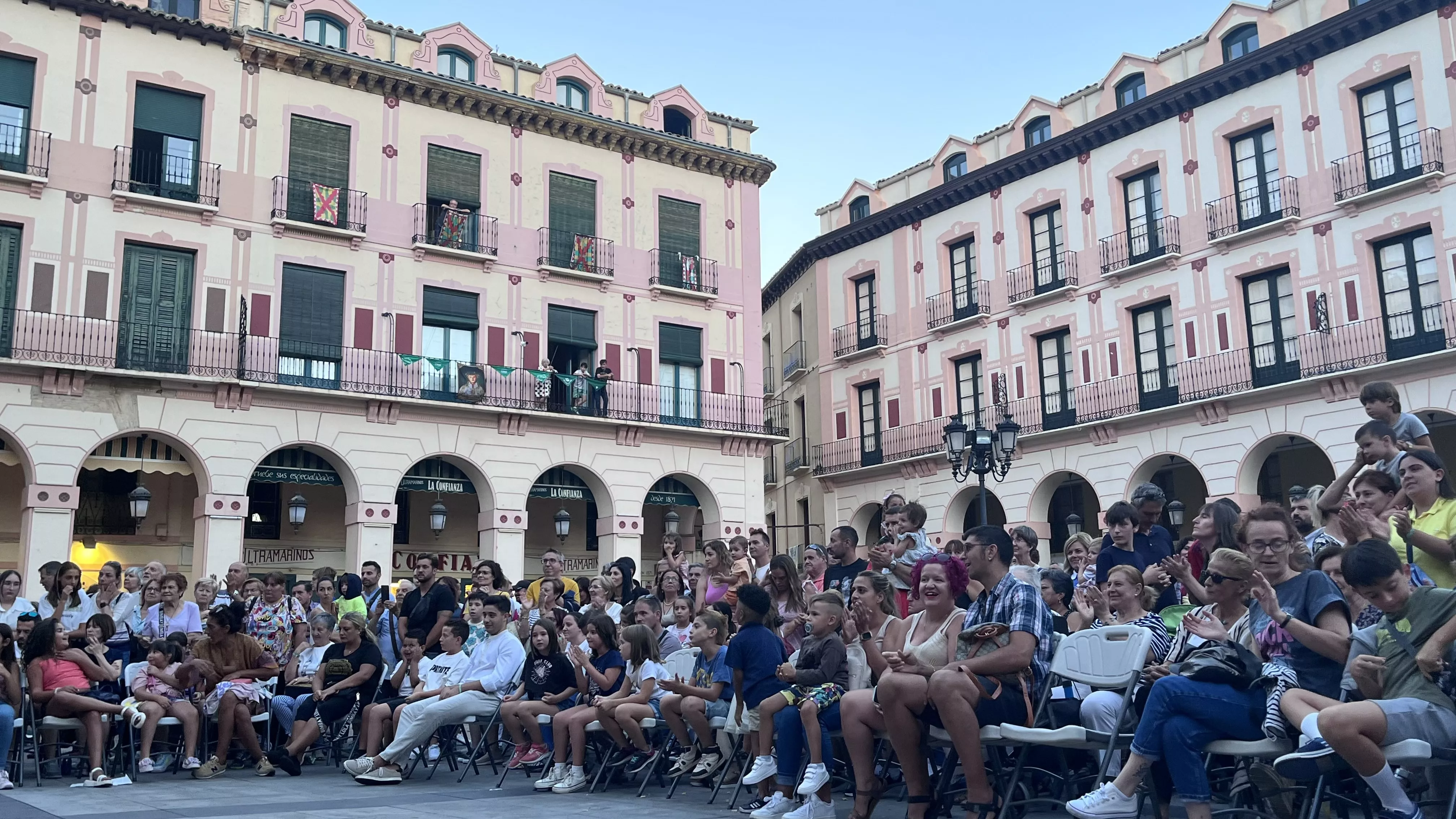 Ensayo general de la Comparsa de Gigantes, Cabezudos y Caballicos de Huesca. Foto: Mercedes Manterola