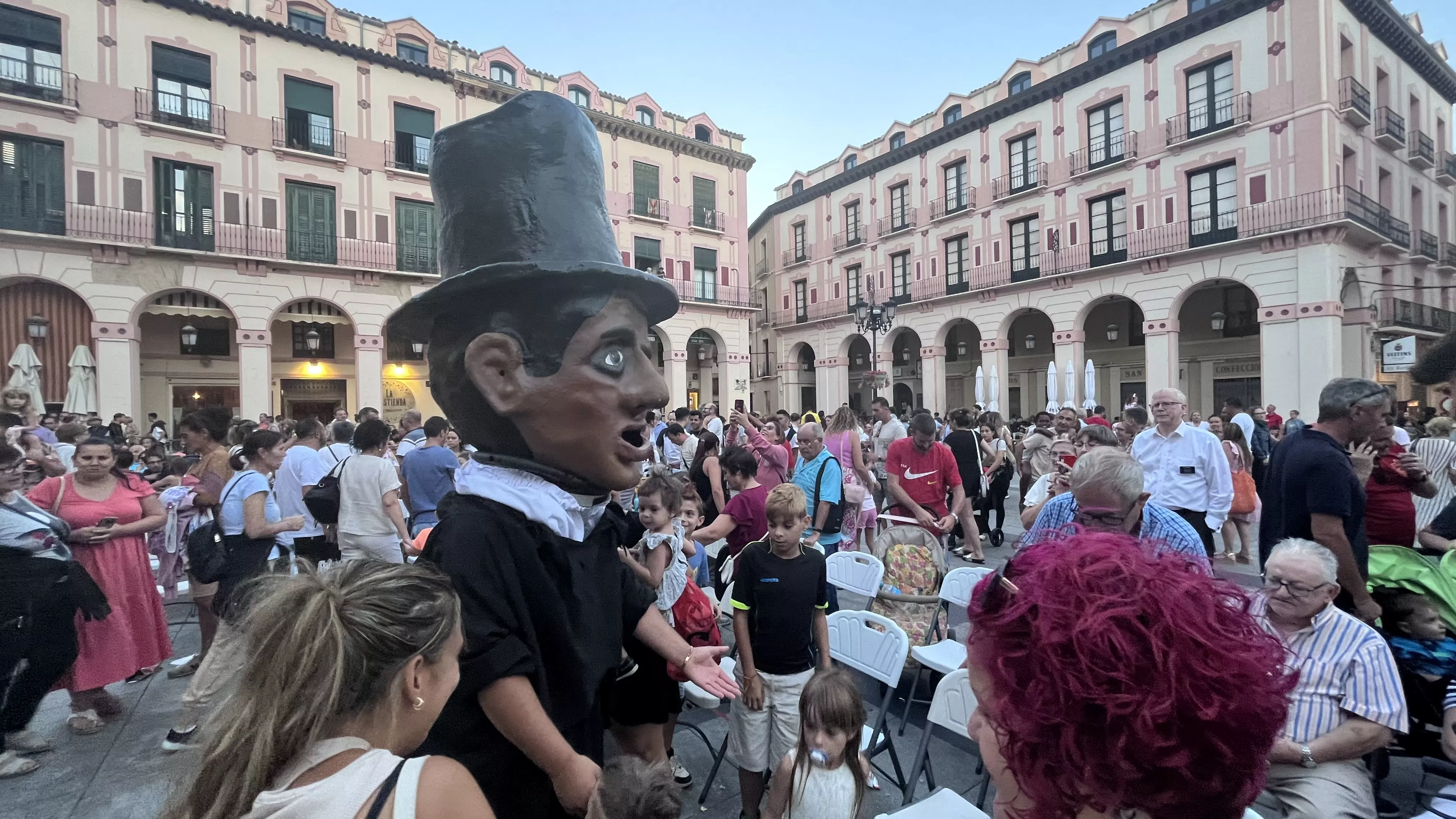 Ensayo general de la Comparsa de Gigantes, Cabezudos y Caballicos de Huesca. Foto: Mercedes Manterola