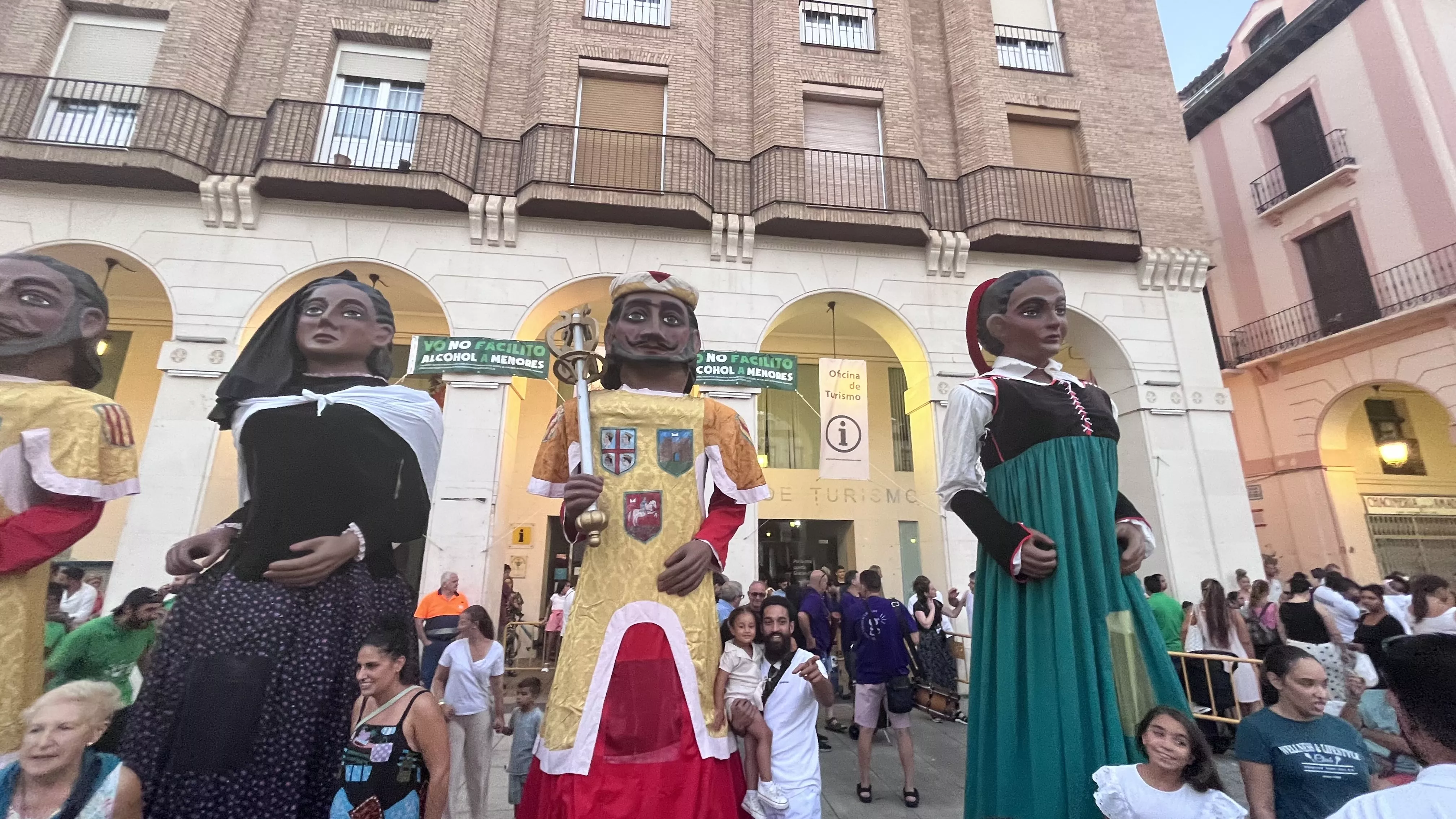 Ensayo general de la Comparsa de Gigantes, Cabezudos y Caballicos de Huesca. Foto: Mercedes Manterola
