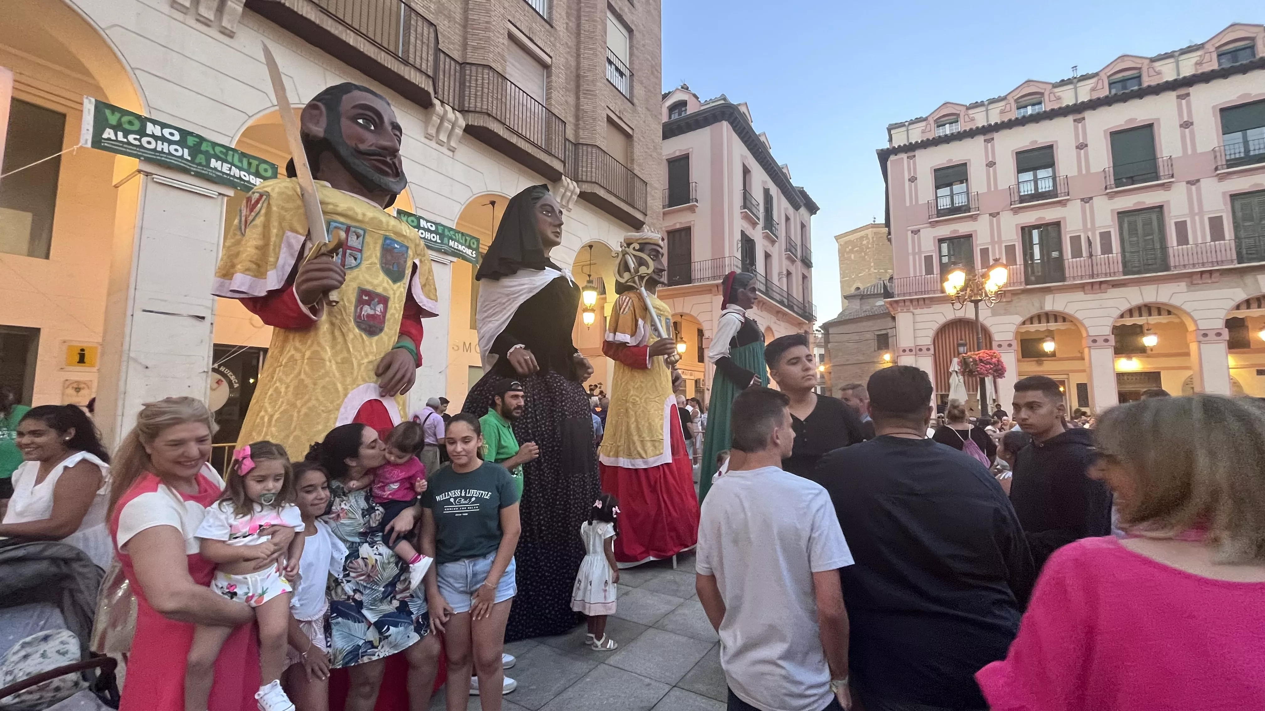 Ensayo general de la Comparsa de Gigantes, Cabezudos y Caballicos de Huesca. Foto: Mercedes Manterola