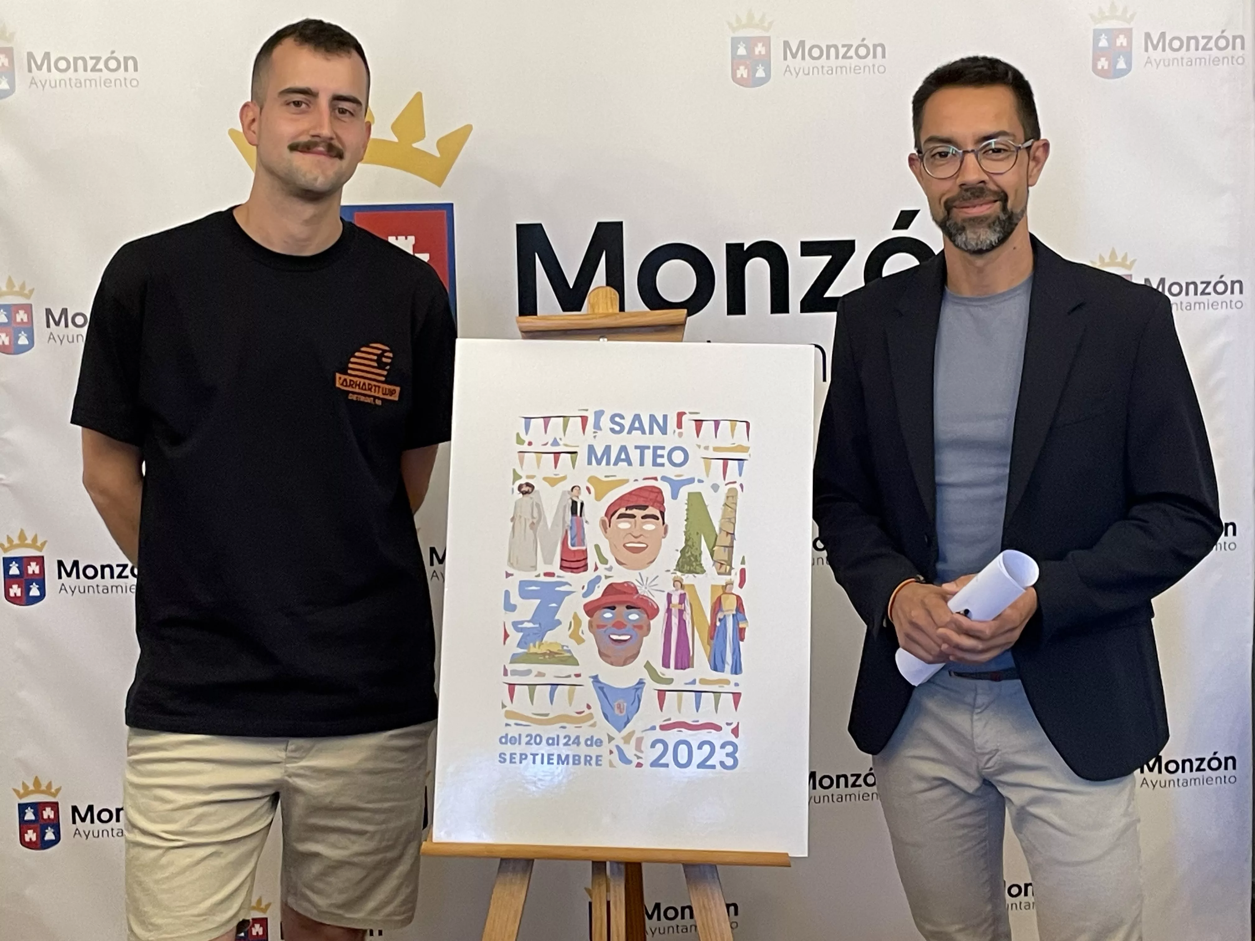 Guillermo Monje y Jairo Sánchez con el cartel de las fiestas de San Mateo 2023.