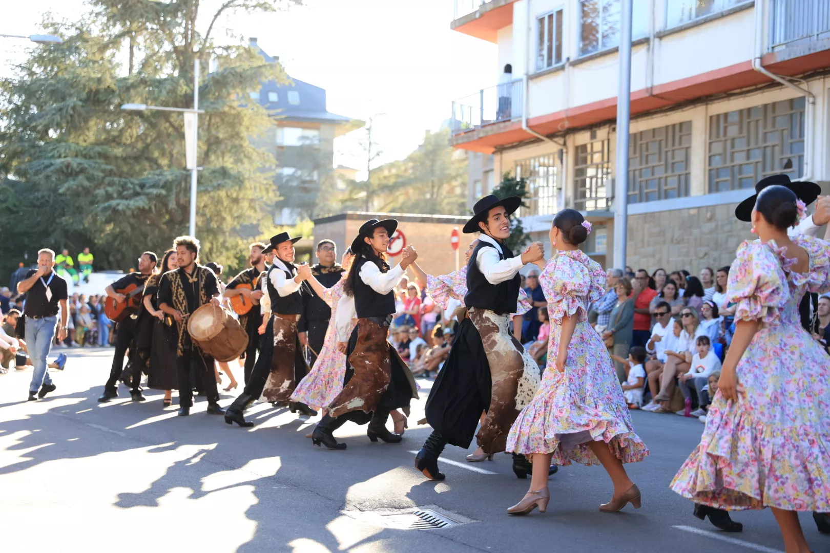 Último desfile del Festival Folklórico de los Pirineos. Foto Miguel Ángel Muñoz 