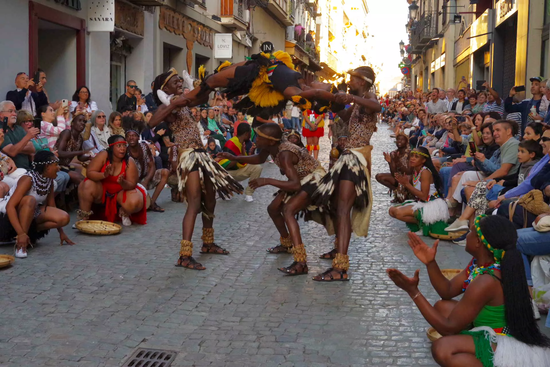 Último desfile del Festival Folklórico de los Pirineos. Foto Miguel Ángel Muñoz 