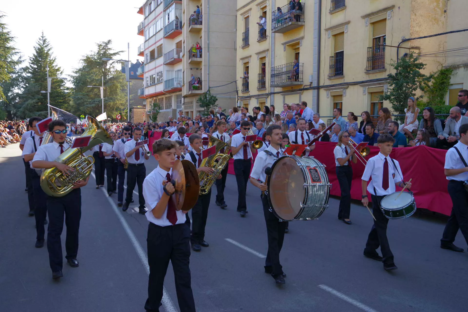 Último desfile del Festival Folklórico de los Pirineos. Foto Miguel Ángel Muñoz 