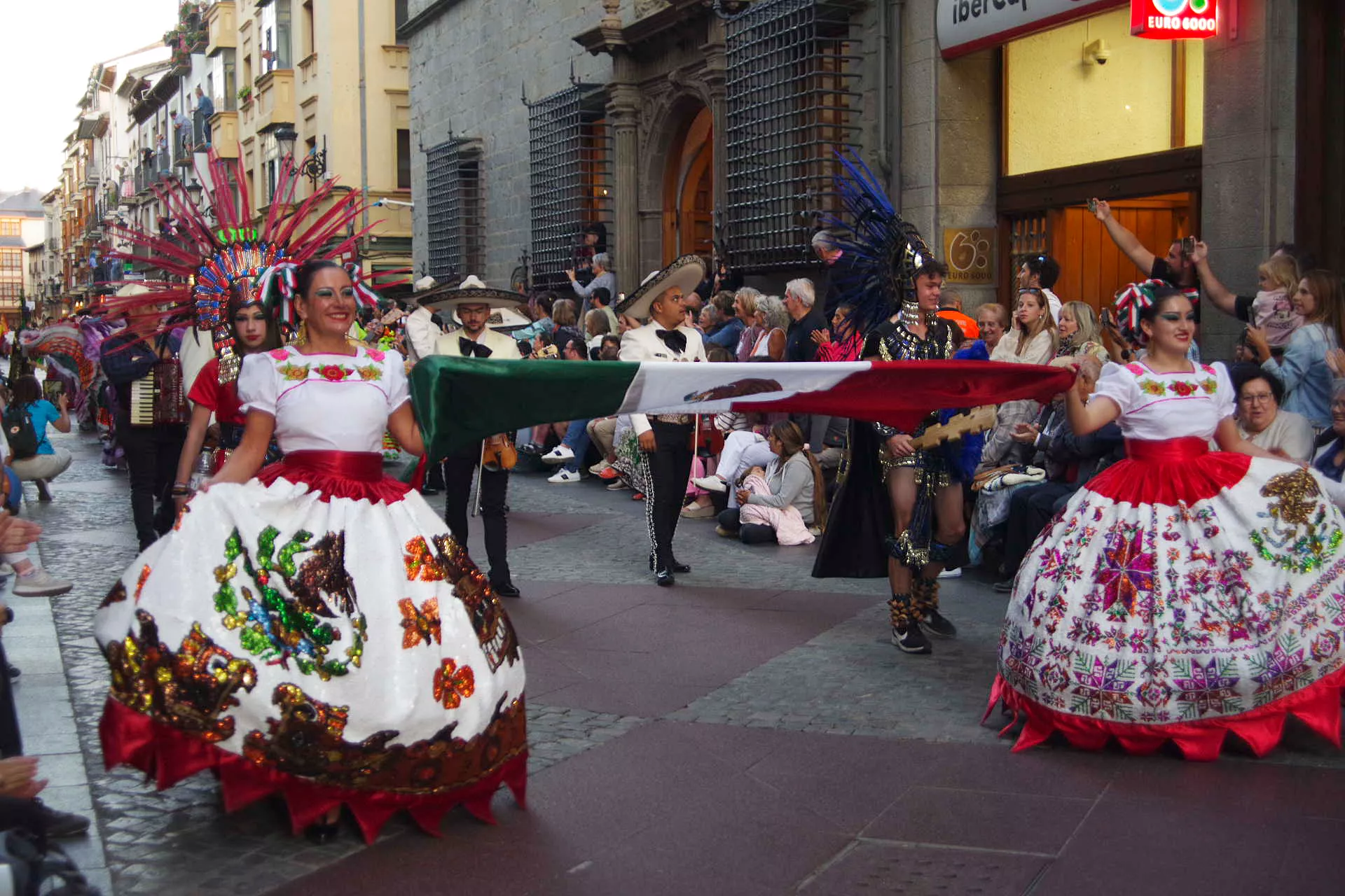 Último desfile del Festival Folklórico de los Pirineos. Foto Miguel Ángel Muñoz 