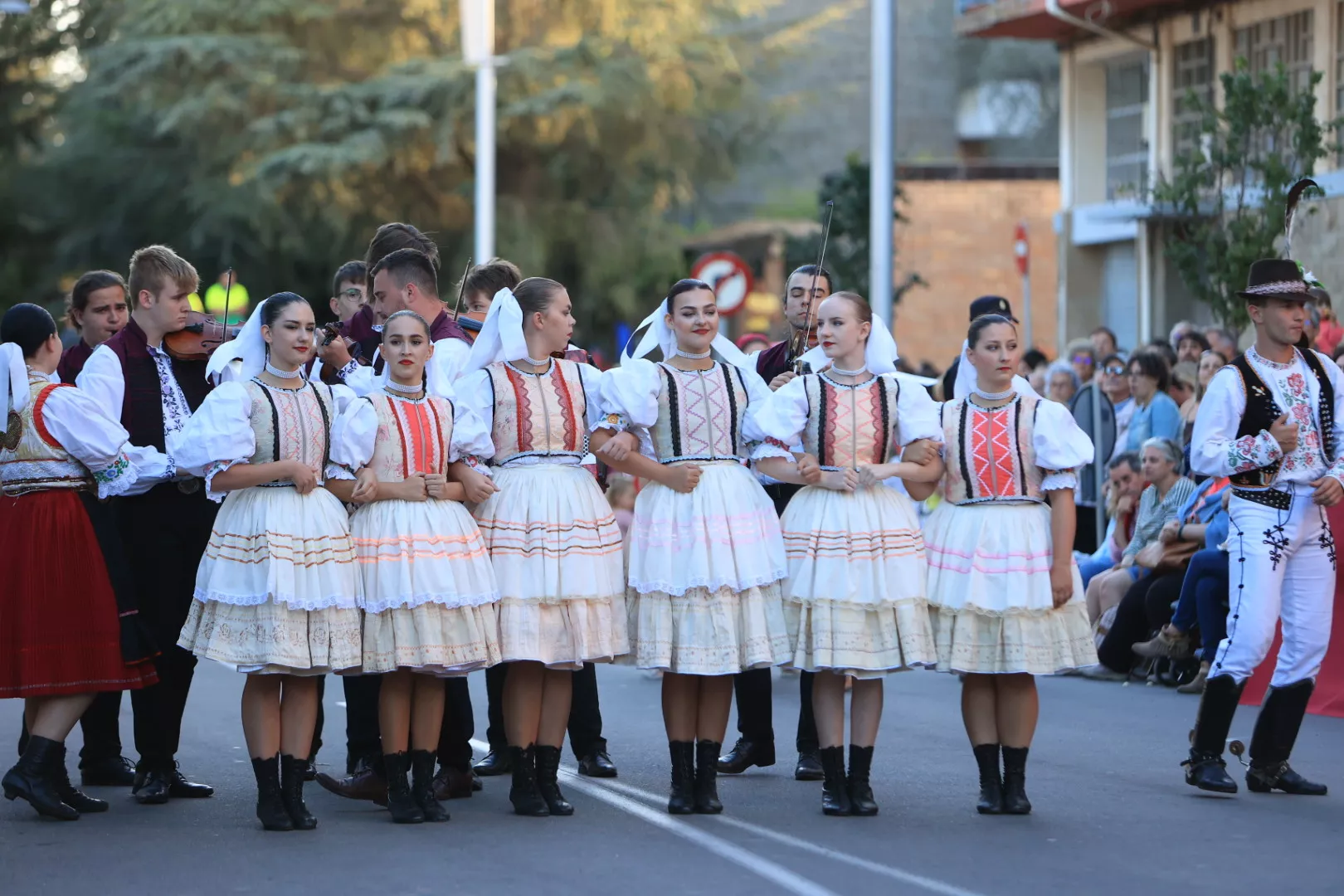 Último desfile del Festival Folklórico de los Pirineos. Foto Miguel Ángel Muñoz 