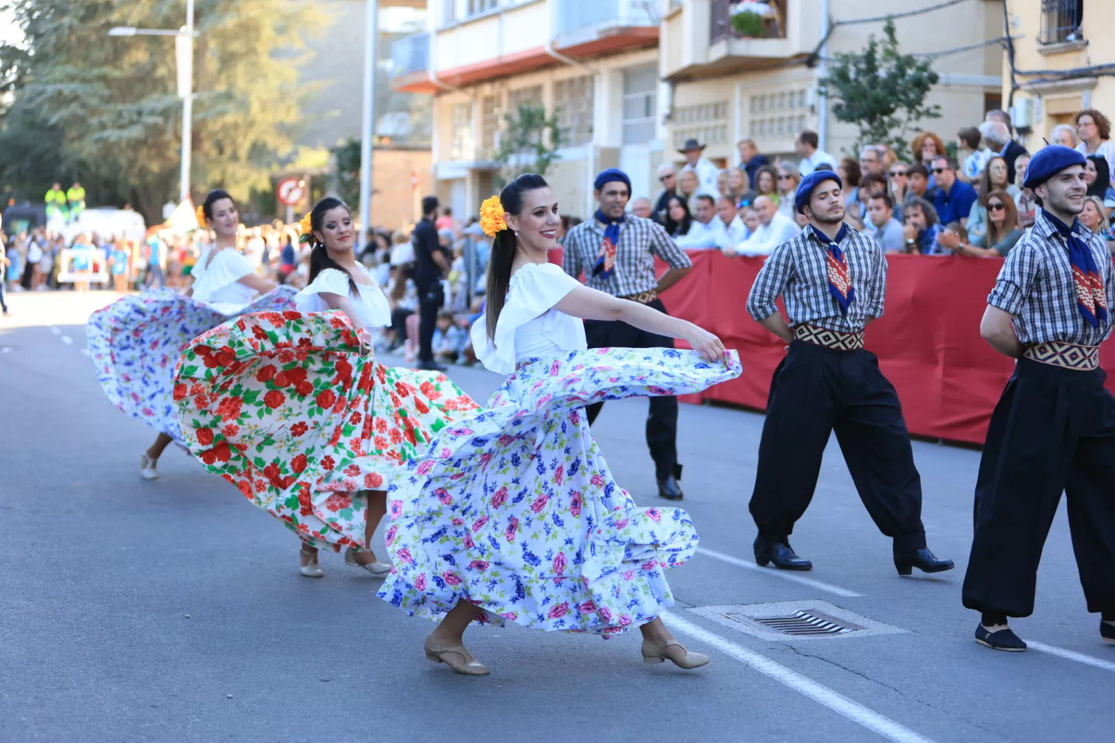 Último desfile del Festival Folklórico de los Pirineos. Foto Miguel Ángel Muñoz 
