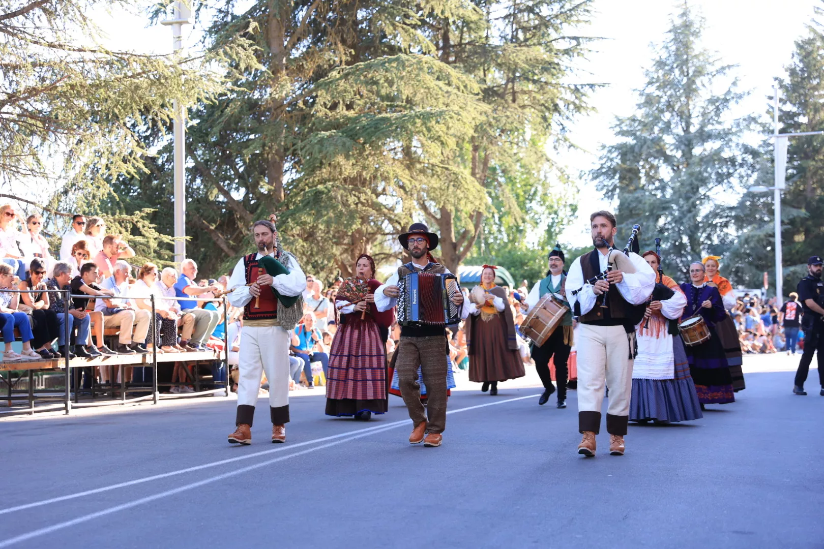 Último desfile del Festival Folklórico de los Pirineos. Foto Miguel Ángel Muñoz 