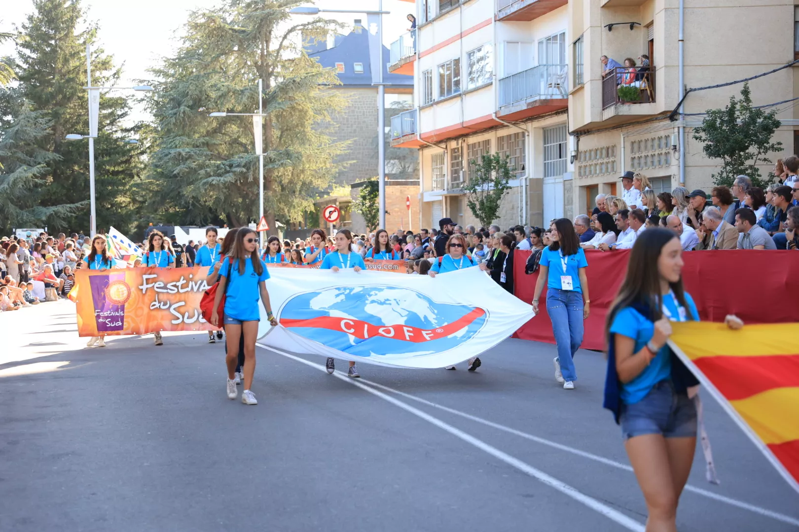 Último desfile del Festival Folklórico de los Pirineos. Foto Miguel Ángel Muñoz 