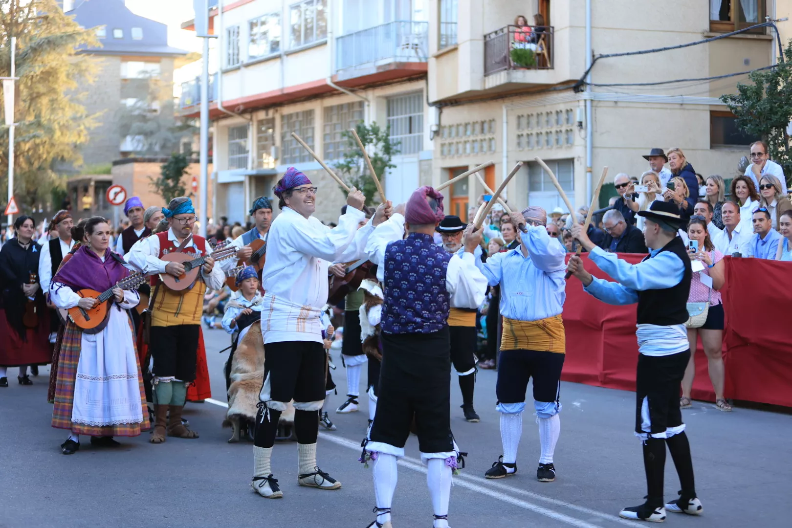 Último desfile del Festival Folklórico de los Pirineos. Foto Miguel Ángel Muñoz 