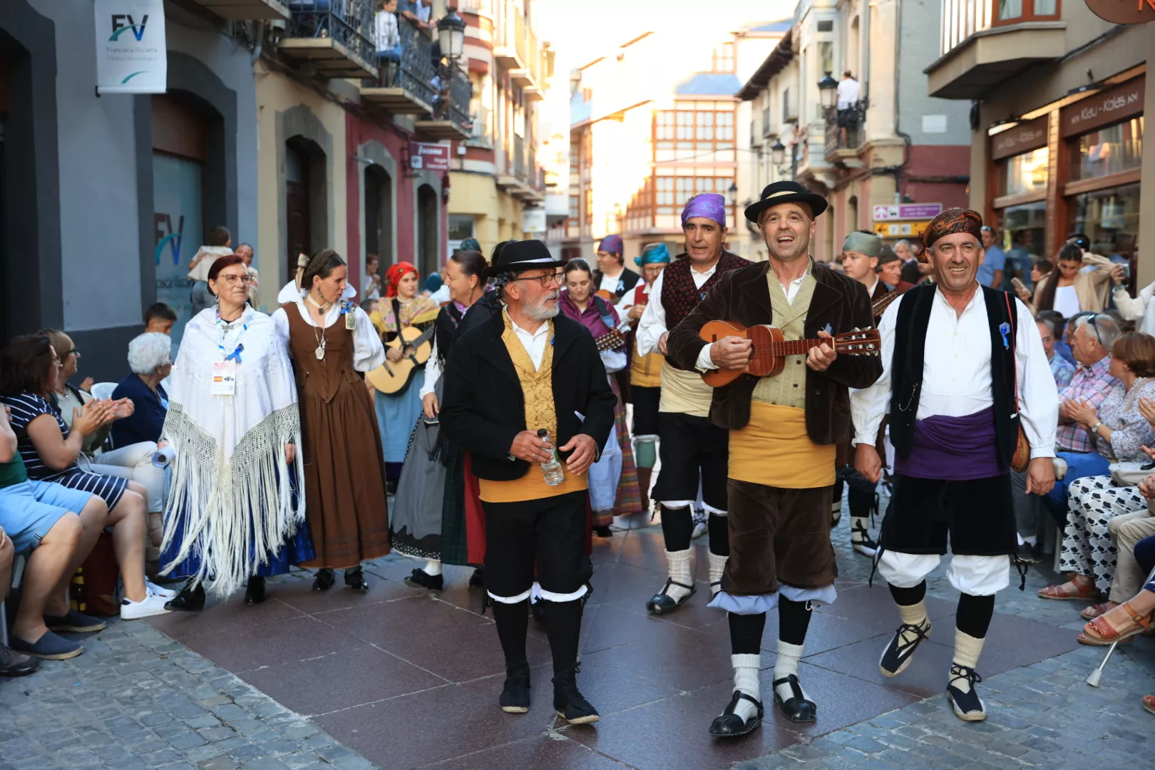 Último desfile del Festival Folklórico de los Pirineos. Foto Miguel Ángel Muñoz 