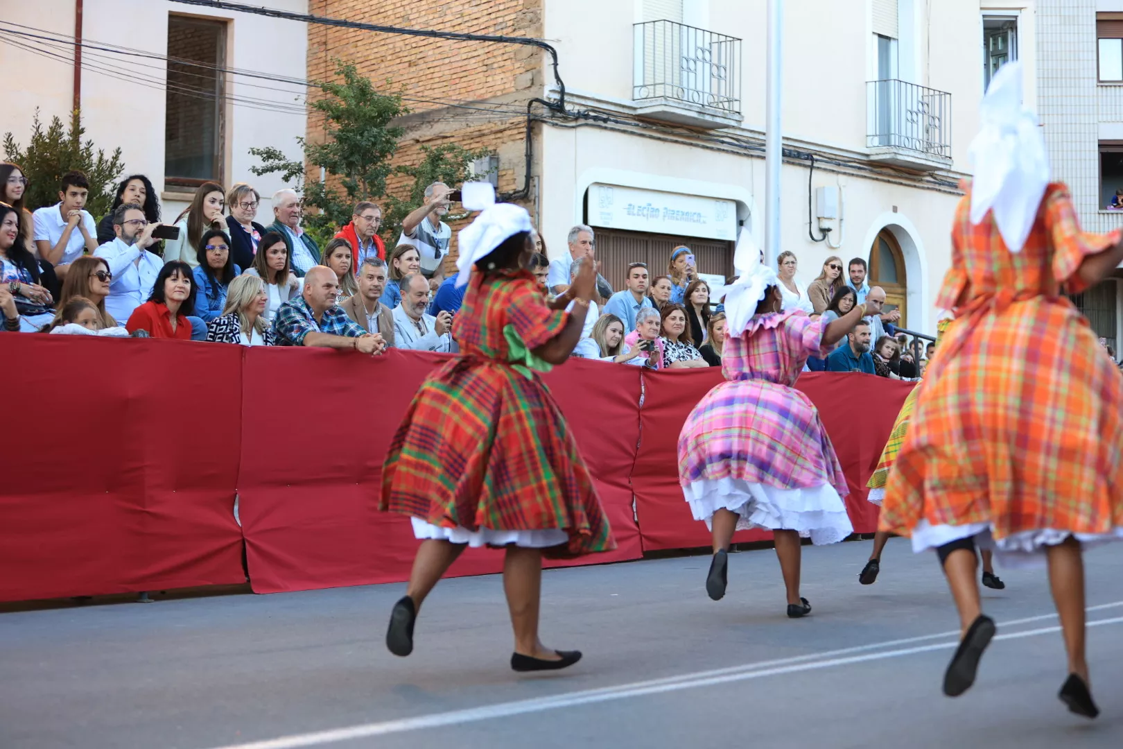 Último desfile del Festival Folklórico de los Pirineos. Foto Miguel Ángel Muñoz 