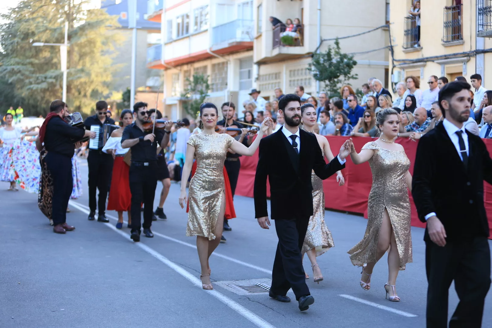 Último desfile del Festival Folklórico de los Pirineos. Foto Miguel Ángel Muñoz 